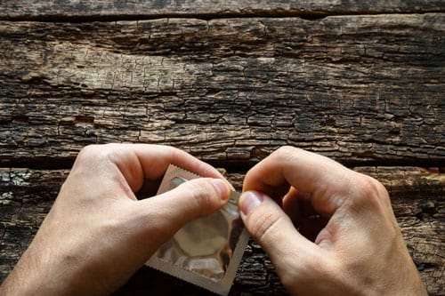 Óvszerek kibontása: csakis a kezeddel