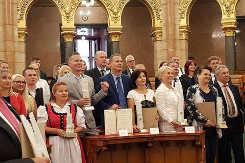 Alpha Man díjátadó: Biró Attila és Biró László, a Perfect Play Kft. ügyvezető igazgatói átveszik az Érték és Minőség Nagydíjat a Parlamentben.